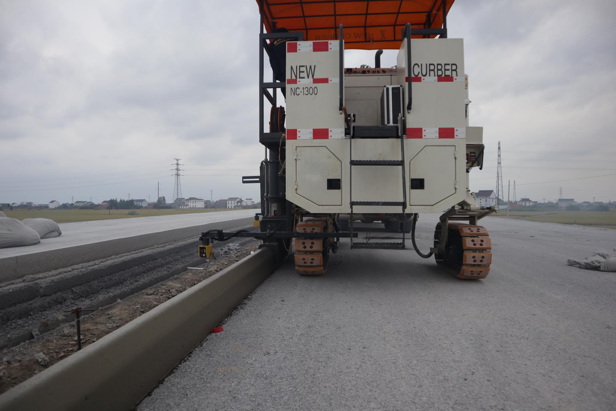多功能路緣石滑模機(jī)，一機(jī)多用，一次成型滑模施工