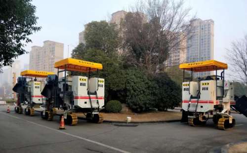 作為公路施工中的重要路面機械，混凝土路緣石滑模攤鋪機必須跟上時代步伐